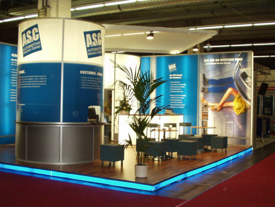 Abgeh�ngte Stoffdecke Leuchts�ule und Leuchtwand mit Leuchttheke und farblich abgestimmten Barhockern und Sesseln eigens f�r den Messestand hergestellt