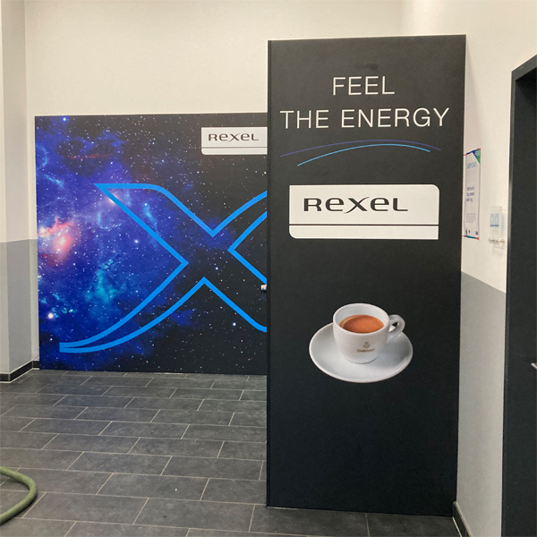 Kaffeeküche freistehend mit Becherhalter und Mülleinwurf Automatenverkleidung mit Drucken