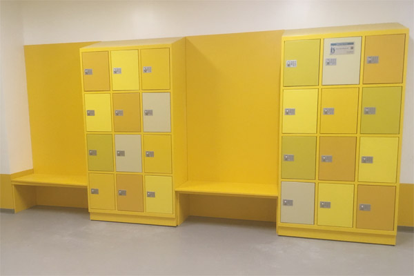 Abschlie�bare Spinde und Sitzbank