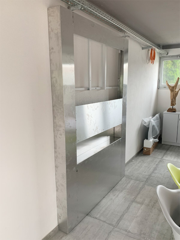 Blechm�bel Absorberschaum Falz belegt Mit integriertem Monitor und Schallschluck