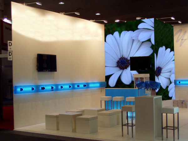 Messestand mit Flachbildschirmen, Hocker, Thekenstuhl Birte, Leuchts�ulen, Leuchttheke, XXL-Druck