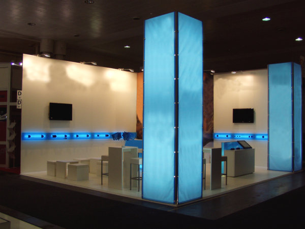 Messestand mit Flachbildschirmen, Hocker, Thekenstuhl Birte, Leuchts�ulen, Leuchttheke, XXL-Druck