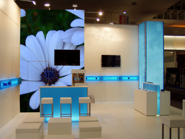 Messestand mit Flachbildschirmen, Hocker, Thekenstuhl Birte, Leuchts�ulen, Leuchttheke, XXL-Druck