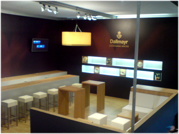 Messestand mit Loungebank Saragossa, Theke, Stehtische, Barhocker, Beleuchtung uvm.