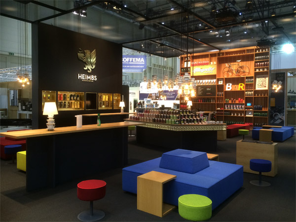 Beamerwand aus ca. 7500 Tassen Pr�sentationsregale, Loungem�bel, Deckenleuchten aus Tassen und Kaffel�ffeln