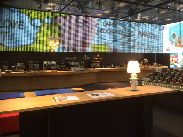 Beamerwand aus ca. 7500 Tassen Pr�sentationsregale, Loungem�bel, Deckenleuchten aus Tassen und Kaffel�ffeln