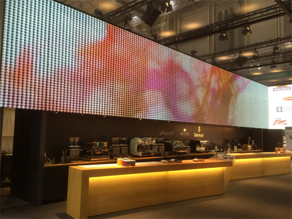 Beamerwand aus ca. 7500 Tassen Pr�sentationsregale, Loungem�bel, Deckenleuchten aus Tassen und Kaffel�ffeln