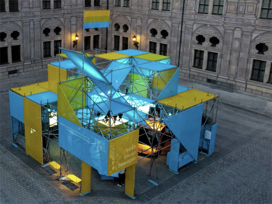 Freihstehender Open Space Messestand f�r das Bayrische Staatsministerium Wohnen, Bau und Verkehr auf der IAA Mobility 2021 vor der Staatskanzlei