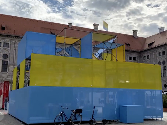 Freihstehender Open Space Messestand f�r das Bayrische Staatsministerium Wohnen, Bau und Verkehr auf der IAA Mobility 2021 vor der Staatskanzlei