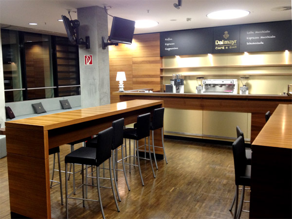 Tische Nussbaum, Theke Nussbaum Alu Gold eloxiert Sitzecke mit B�nken, Beistelltischen, Hockern