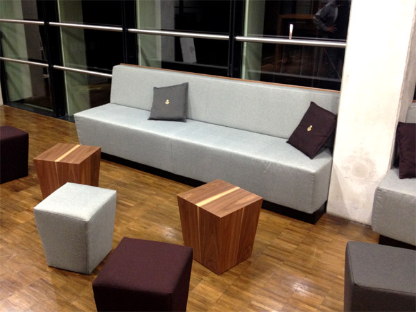 Tische Nussbaum, Theke Nussbaum Alu Gold eloxiert Sitzecke mit B�nken, Beistelltischen, Hockern