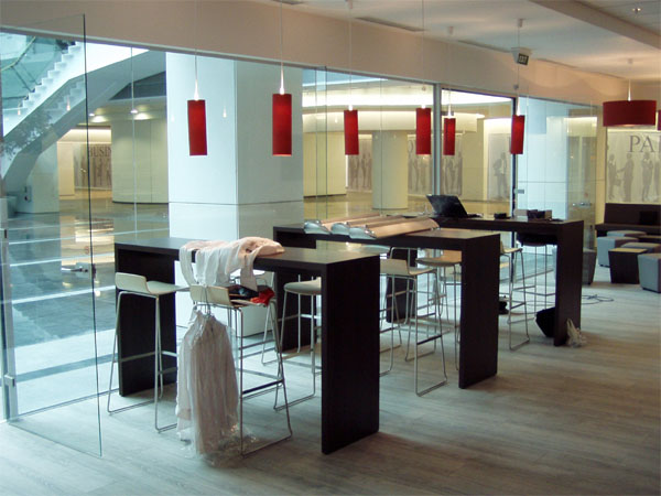 Objekteinrichtung Kaffeebar mit Theke, Leuchtelementen, St�hlen, Tischen, Stehtischen, Loungeecke, Beleuchtung