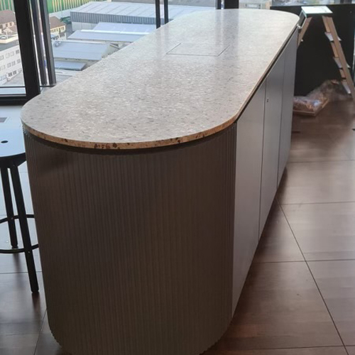 Loungecontainer, Container, Separee, Exklusivbereich, VIP, Kommunikationstheke, Terrazo Optik, Kunststeinplatte, Pagode, Vorhänge