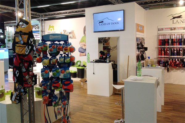 Messestand ca. 8m x 6m mit Kabine gro�er LCD Bildschirm
Stehtischen, Laminat, Standvitrine, Barhocker, Podesten, Beleuchtung, Traversen... 