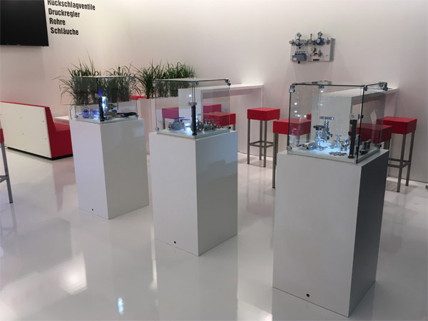 Messestand mit hochglanzboden wei&szlig; Leuchtvitrine Luftig (Akkubetrieb) Barhocker, Leuchttheke, Displays, Pr&auml;senter...