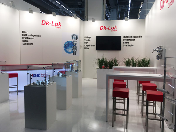 Messestand mit hochglanzboden wei&szlig; Leuchtvitrine Luftig (Akkubetrieb) Barhocker, Leuchttheke, Displays, Pr&auml;senter...