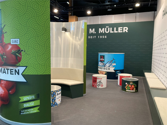 Wände aus Spannrahmensystem mit Thermosublimationsdruck<br>Mit M&ouml;belserie Sonderanfertigung Dose (Hocker, Tische, Bank)