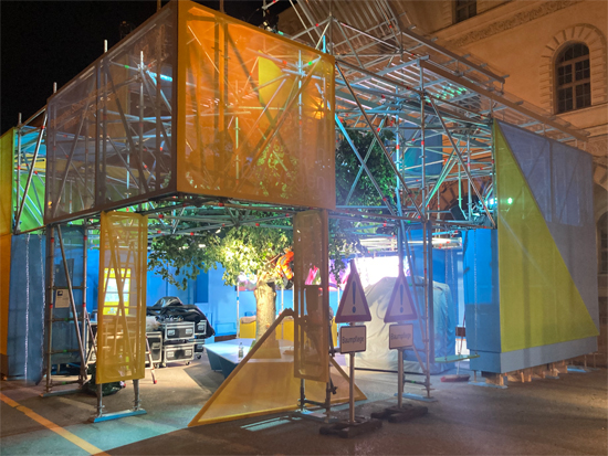 Freihstehender Open Space Messestand für das Bayrische Staatsministerium Wohnen, Bau und Verkehr auf der IAA Mobility 2023 in der Innenstadt