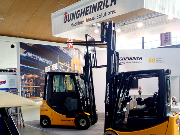 Messestand mit Digitaldrucken, Deckendisplay, Theke, Leuchtelementen, St�hlen, Tischen, Stehtischen, Beleuchtung