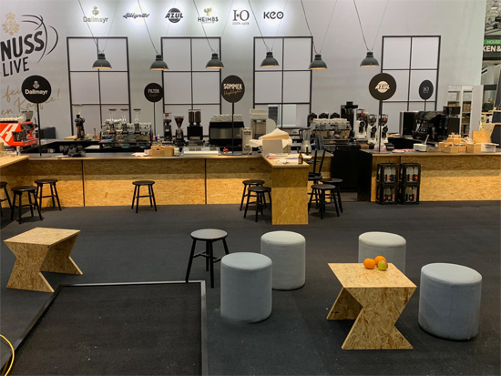 Messestand Kaffeewerkstatt 2023 Mit Theke Bewegung, Hocker Puff, Bank Kaffeewerkstatt, Grafikw&auml;nden, Teehaus, Regalen und vielem mehr