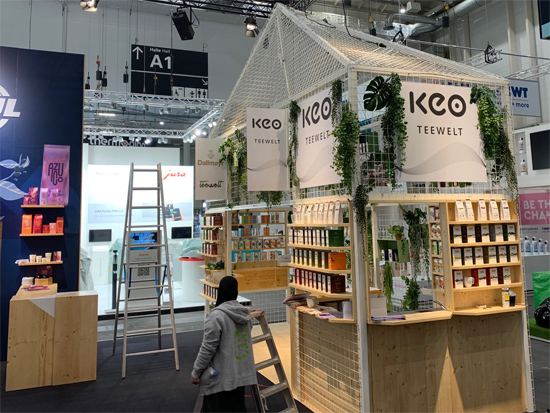 Messestand Kaffeewerkstatt 2023 Mit Theke Bewegung, Hocker Puff, Bank Kaffeewerkstatt, Grafikw&auml;nden, Teehaus, Regalen und vielem mehr