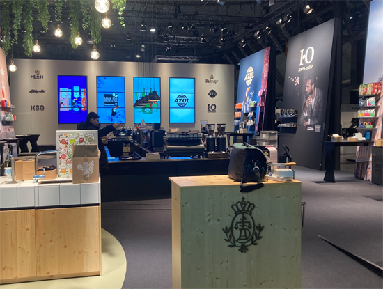 Messestand Kaffeewerkstatt 2024 Mit Theke Bewegung, Hockern , Bänken, Kaffeewerkstatt, Grafikw&auml;nden, Theke mit Fließen, Regalen und vielem mehr