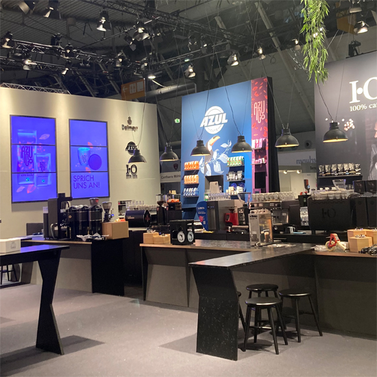 Messestand Kaffeewerkstatt 2024 Mit Theke Bewegung, Hockern , Bänken, Kaffeewerkstatt, Grafikw&auml;nden, Theke mit Fließen, Regalen und vielem mehr
