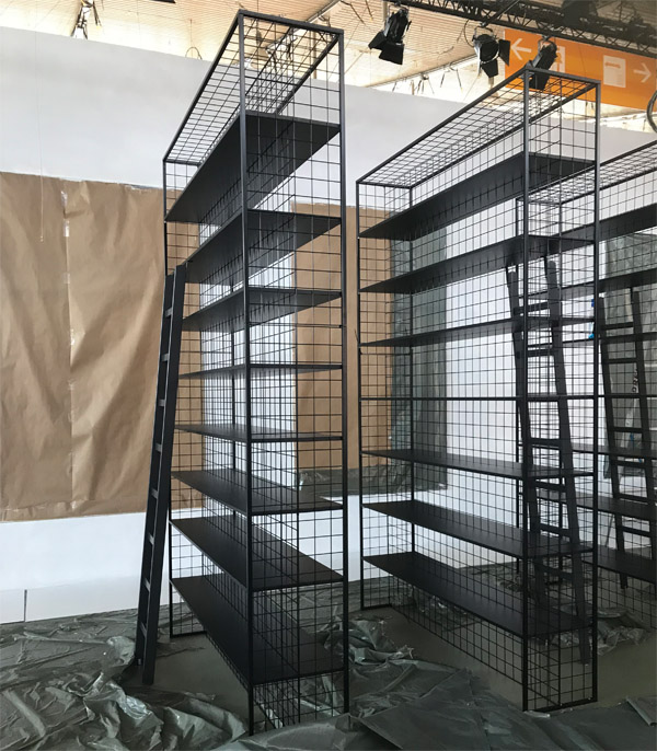 Messestand Kaffeewerkstatt, Stahlregale, Werkstattwagen, Klicklinoleum, geflieste Theke, Durchreiche, verputzte Kabine, Fenster, Anlehnhocker, Beistelltische