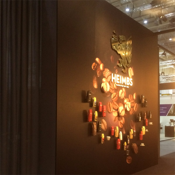 Messestand Dallmayr 2016 ca. 230qm riesiger Vorhang und Beamerwand aus ca. 7500 Tassen