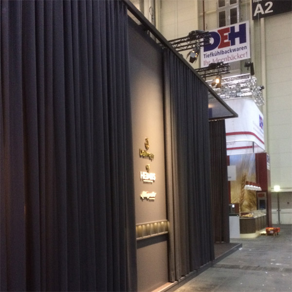 Messestand Dallmayr 2016 ca. 230qm riesiger Vorhang und Beamerwand aus ca. 7500 Tassen