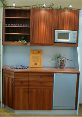 Minik�che Luxus Mit K�hlschrank, Mikrowelle, Schubladen und H�ngeschrank