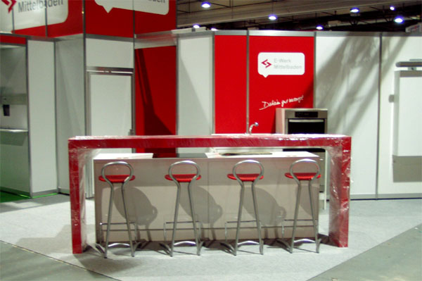 Messestand mit Stellw�nden und Beleuchtung und Theke Nagold mit Herd und Thekenbr�cke