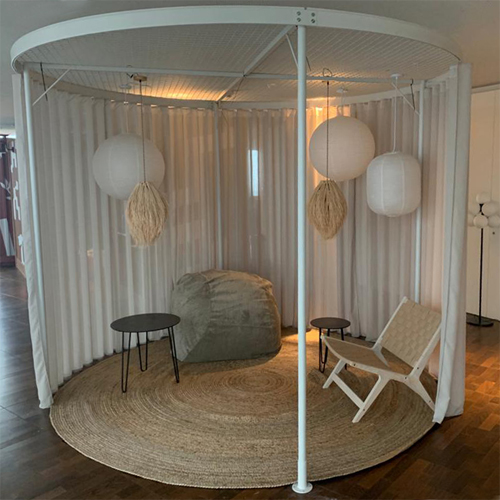 Loungecontainer, Container, Separee, Exklusivbereich, VIP, Kommunikationstheke, Terrazo Optik, Kunststeinplatte, Pagode, Vorhänge