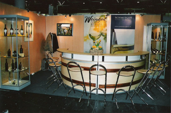 Holzstellw�nde Glasvitrinen und Messetheke