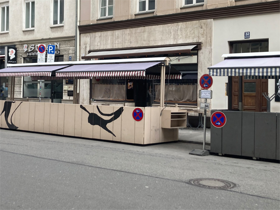 Schanigarten die Oase in der Stadt Konstruktion Transport Aufbau