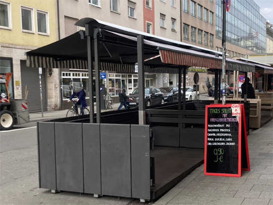 Schanigarten die Oase in der Stadt Konstruktion Transport Aufbau