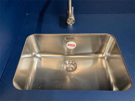 Objekteinrichtung Showk�che Vollkernarbeitsplatte, eingefr�stes Waschbecken r�ckseitig verklebt, M�llkipper aus Aluminium, Arbeitsplatte aus Edelstahl mit Kabelausschnitten