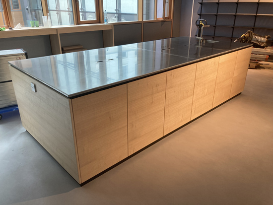 Objekteinrichtung Showk�che Vollkernarbeitsplatte, eingefr�stes Waschbecken r�ckseitig verklebt, M�llkipper aus Aluminium, Arbeitsplatte aus Edelstahl mit Kabelausschnitten