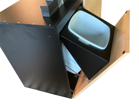 Objekteinrichtung Showk�che Vollkernarbeitsplatte, eingefr�stes Waschbecken r�ckseitig verklebt, M�llkipper aus Aluminium, Arbeitsplatte aus Edelstahl mit Kabelausschnitten