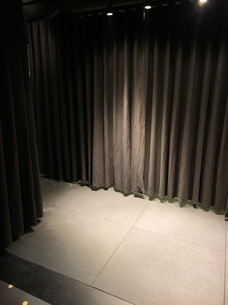 Showroom Böden. Wände, Decken mit Stoff bespannt. In verschieden Themenbereiche unterteilt. Altes Bürogebäude entkernt, Böden aus Gummi, Teppich, Echtholz