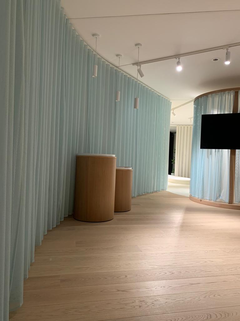 Showroom Böden. Wände, Decken mit Stoff bespannt. In verschieden Themenbereiche unterteilt. Altes Bürogebäude entkernt, Böden aus Gummi, Teppich, Echtholz