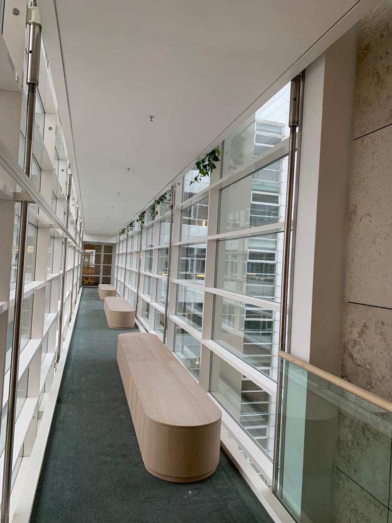 Showroom Böden. Wände, Decken mit Stoff bespannt. In verschieden Themenbereiche unterteilt. Altes Bürogebäude entkernt, Böden aus Gummi, Teppich, Echtholz