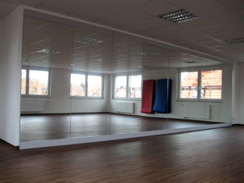Objekteinrichtung Fitnessstudio mit Empfangstheken, Glasschiebet�ren, Spinden, Schr�nken, Spiegelwand