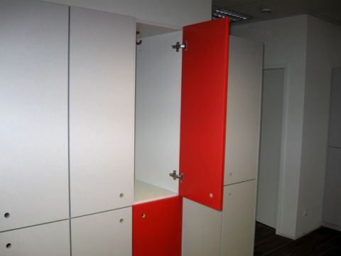 Objekteinrichtung Fitnessstudio mit Empfangstheken, Glasschiebet�ren, Spinden, Schr�nken, Spiegelwand