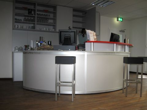 Objekteinrichtung Fitnessstudio mit Empfangstheken, Glasschiebet�ren, Spinden, Schr�nken, Spiegelwand