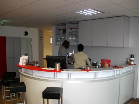 Objekteinrichtung Fitnessstudio mit Empfangstheken, Glasschiebet�ren, Spinden, Schr�nken, Spiegelwand