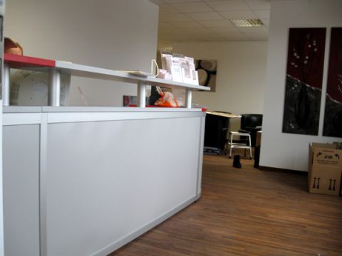 Objekteinrichtung Fitnessstudio mit Empfangstheken, Glasschiebet�ren, Spinden, Schr�nken, Spiegelwand