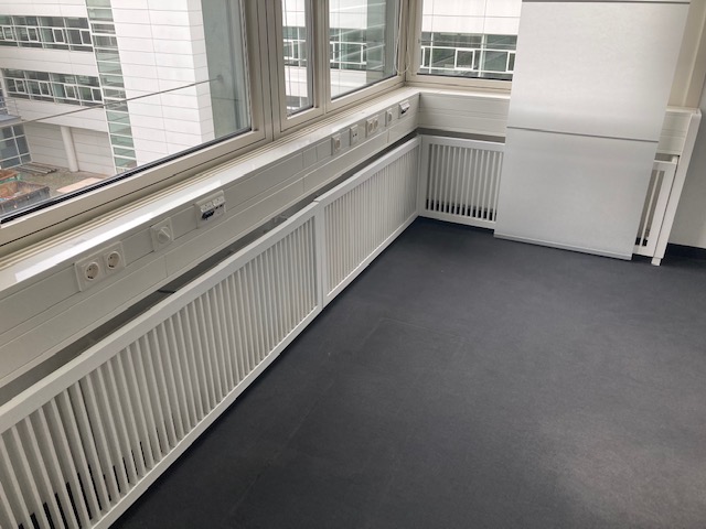 Showroom Böden. Wände, Decken mit Stoff bespannt. In verschieden Themenbereiche unterteilt. Altes Bürogebäude entkernt, Böden aus Gummi, Teppich, Echtholz