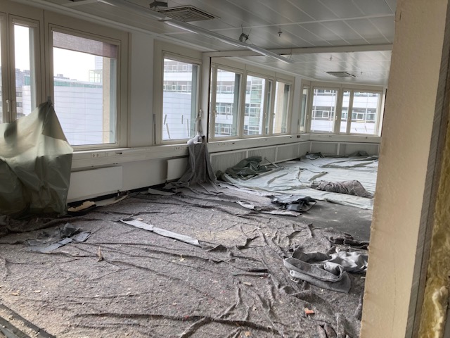 Showroom Böden. Wände, Decken mit Stoff bespannt. In verschieden Themenbereiche unterteilt. Altes Bürogebäude entkernt, Böden aus Gummi, Teppich, Echtholz