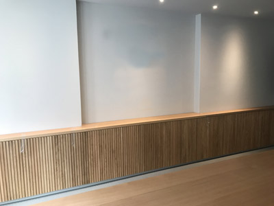 Wandverkleidung Konferenztisch XXL mit Kabeltank Eiche